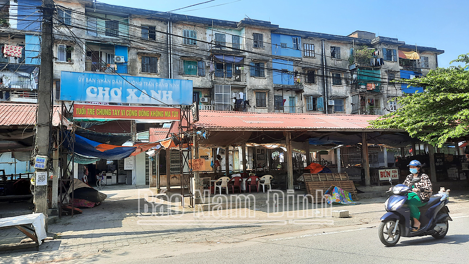 Chung cư 5 tầng cũ đã xuống cấp trên đường Trần Đăng Ninh (thành phố Nam Định).