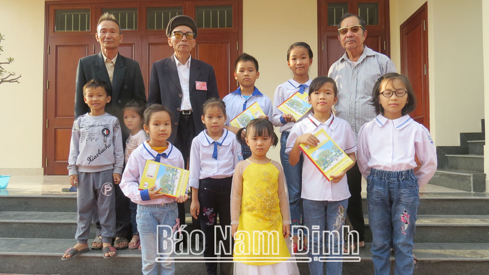 Chi hội khuyến học làng Cố Bản, xã Đại Thắng (Vụ Bản) trao phần thưởng cho các học sinh chăm ngoan, học giỏi của làng.