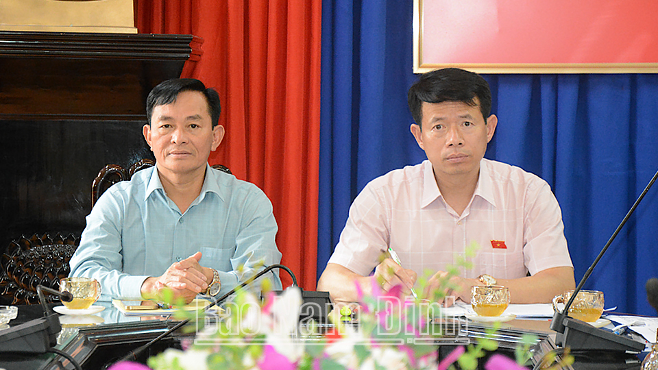 Các đồng chí: Nguyễn Phùng Hoan, Ủy viên Ban TVTU, Phó Chủ tịch Thường trực HĐND tỉnh; Nguyễn Hải Dũng, TUV, Phó Trưởng đoàn chuyên trách Đoàn ĐBQH của tỉnh tại buổi giám sát.