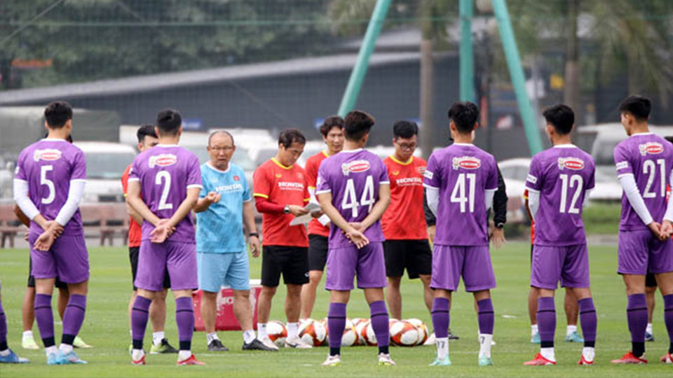 Huấn luyện viên Park Hang-seo dặn dò các tuyển thủ U23 Việt Nam trước buổi tập.