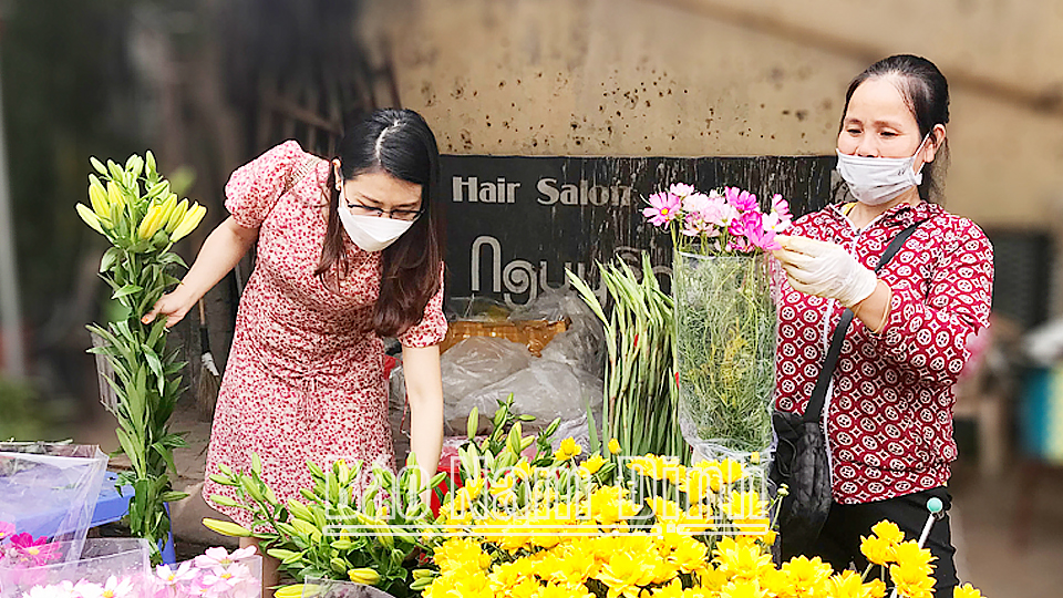 Năm nay nghề buôn bán hoa tươi của nhiều tiểu thương đường Cột Cờ (thành phố Nam Định) gặp khó khăn do sức mua giảm rõ rệt.