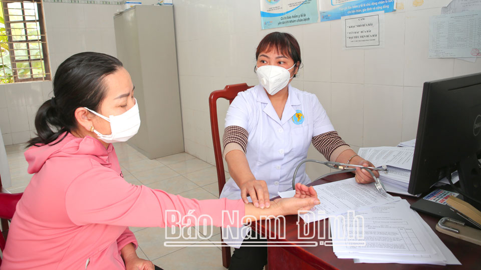 Trạm y tế thị trấn Xuân Trường (Xuân Trường) khám, chữa bệnh cho người có thẻ BHYT.