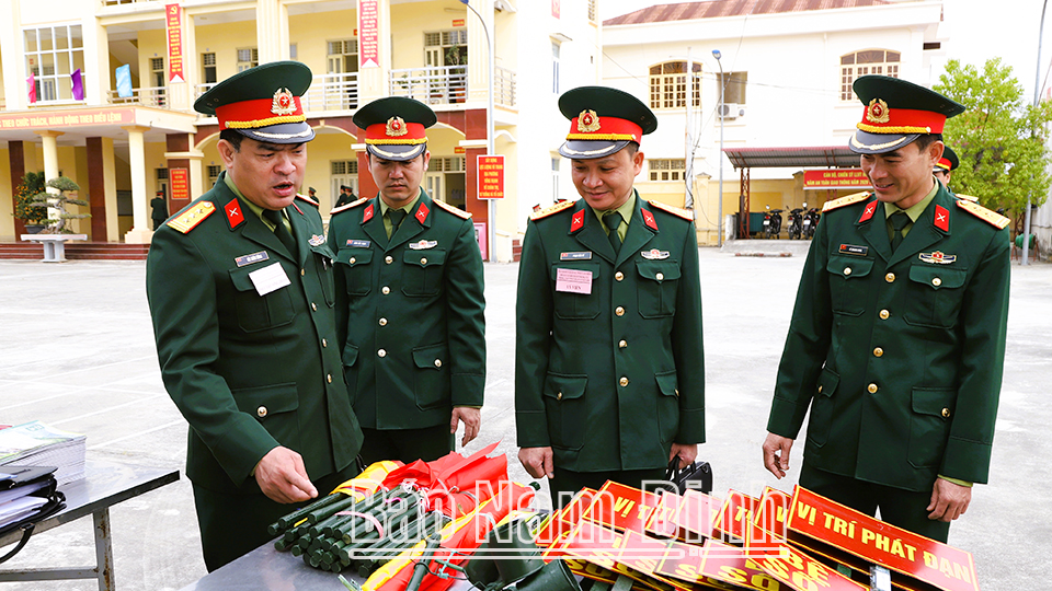 Đồng chí Thượng tá Bùi Xuân Hồng (ngoài cùng bên trái), Phó Tham mưu trưởng (Bộ CHQS tỉnh) kiểm tra các mô hình, sáng kiến cải tiến kỹ thuật phục vụ công tác huấn luyện tại huyện Nam Trực.