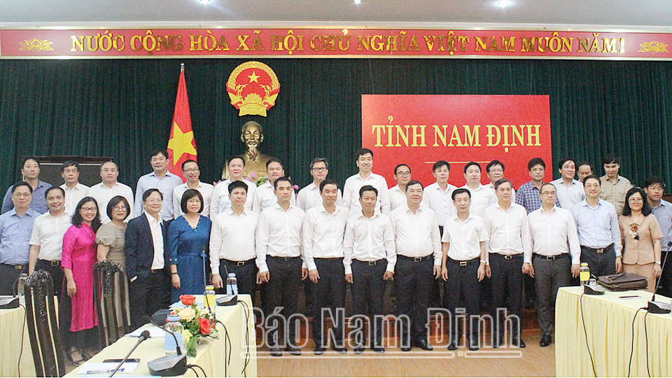 Các đồng chí lãnh đạo tỉnh chụp ảnh lưu niệm cùng Đoàn công tác của Đại học Quốc gia Hà Nội.