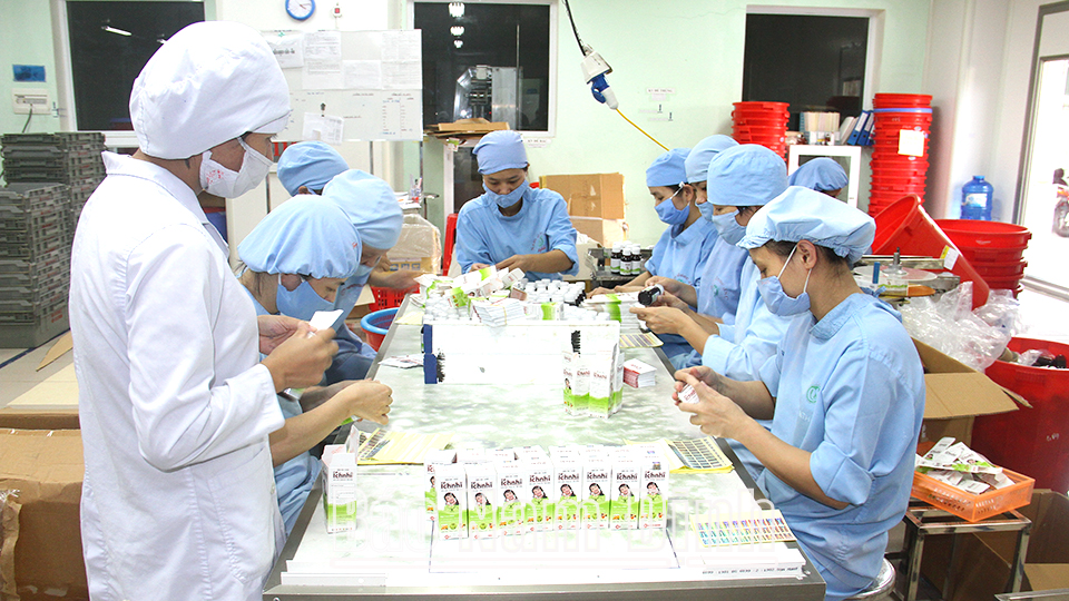 Sản xuất siro ho tại Công ty TNHH Nam Dược (KCN Hòa Xá), đơn vị đạt Giải Vàng Chất lượng quốc gia năm 2020.