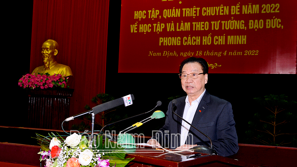 GS.TS Phùng Hữu Phú truyền đạt những nội dung chính tại hội nghị.