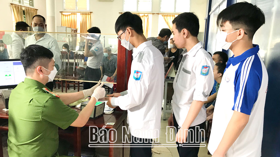 Công an thành phố Nam Định cấp căn cước công dân, tích hợp cấp tài khoản định danh điện tử cho học sinh các trường THPT trên địa bàn.