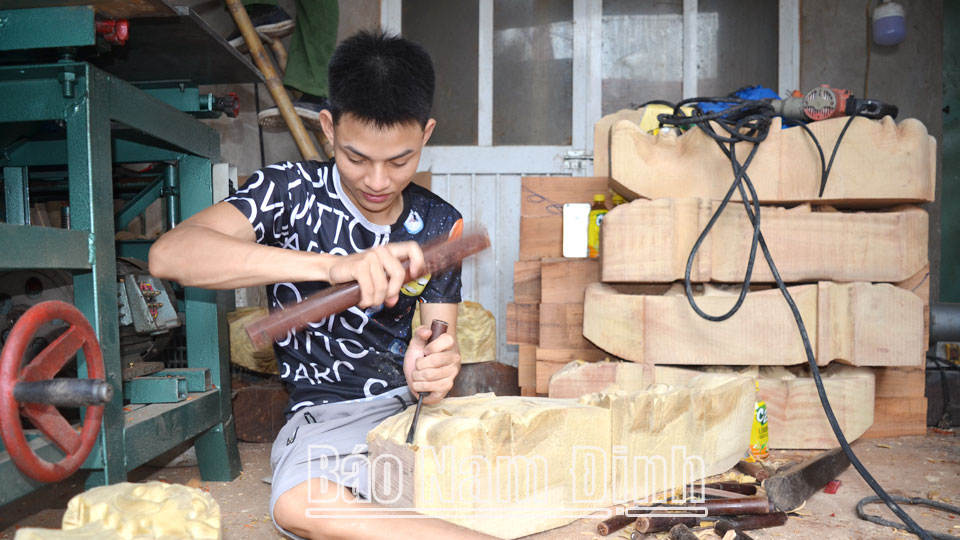 Cơ sở sản xuất đồ gỗ mỹ nghệ của gia đình chị Phạm Thị Huyền, xóm Bắc Sơn, xã Yên Tiến (Ý Yên).