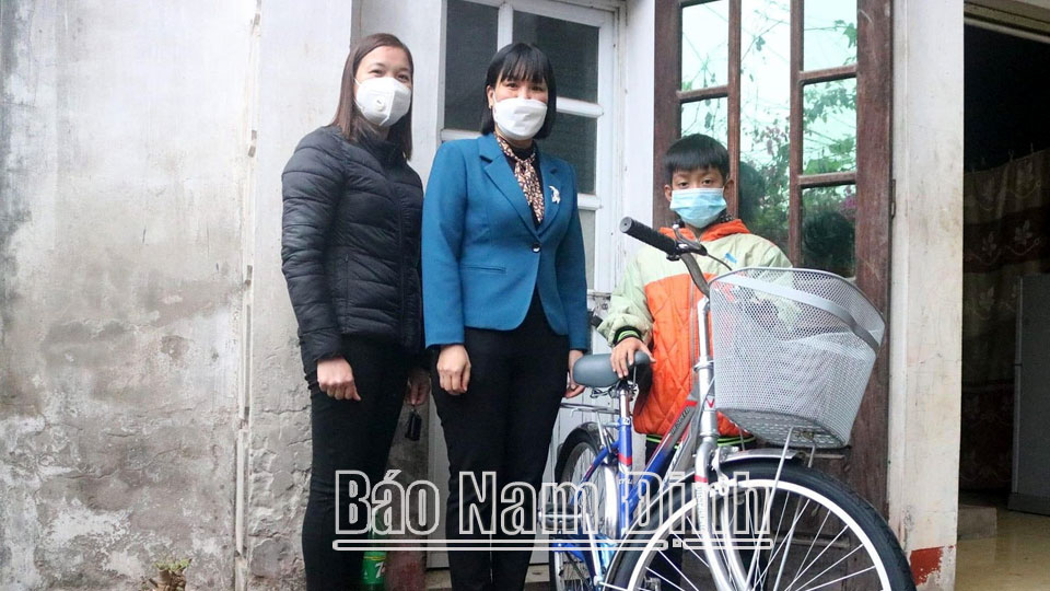 Hội Liên hiệp Phụ nữ huyện Hải Hậu tặng xe đạp cho con hội viên nghèo vượt khó học giỏi.  Bài và ảnh: Hoa Quyên