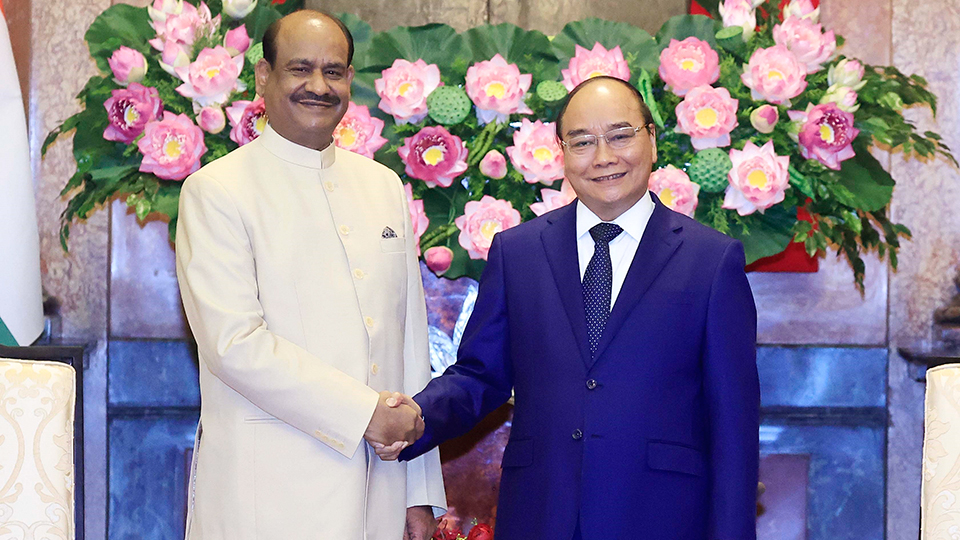 Chủ tịch nước Nguyễn Xuân Phúc tiếp Chủ tịch Hạ viện Cộng hòa Ấn Độ Om Birla đang thăm chính thức Việt Nam.  Ảnh: Thống Nhất - TTXVN