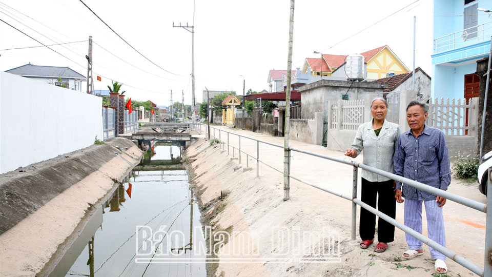 Bà Nguyễn Kim Dung (70 tuổi), Bí thư chi bộ thôn Phong Vinh, xã Đại Thắng vận động người dân thực hiện tốt công tác giữ vệ sinh môi trường.