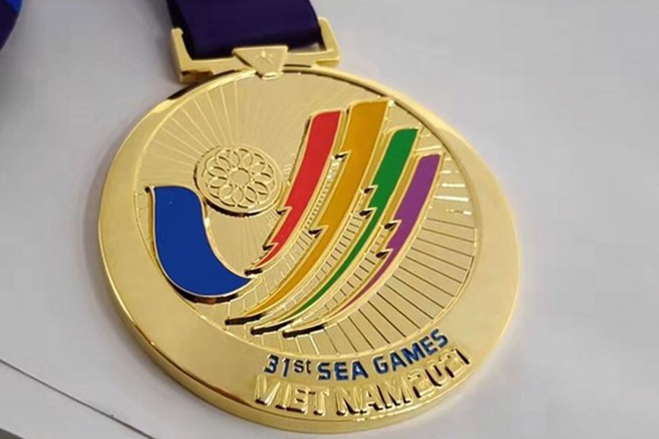 Huy chương Vàng SEA Games 31 với hình tượng "cánh chim bay lên - bàn tay chữ V". 