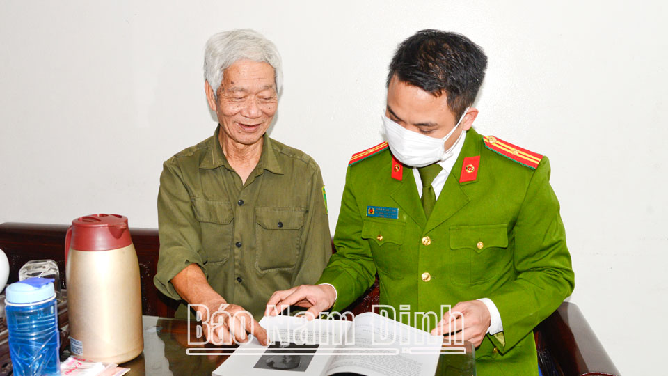 Ông Nguyễn Thanh Dân, Trưởng ban bảo vệ dân phố phường Phan Đình Phùng (thành phố Nam Định) cung cấp thông tin về bảo đảm an ninh trật tự cho lực lượng Công an.