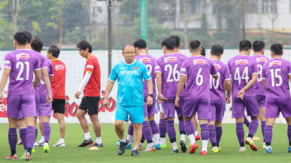 Huấn luyện viên cùng các tuyển thủ U23 Việt Nam trên sân tập chiều 24/4.