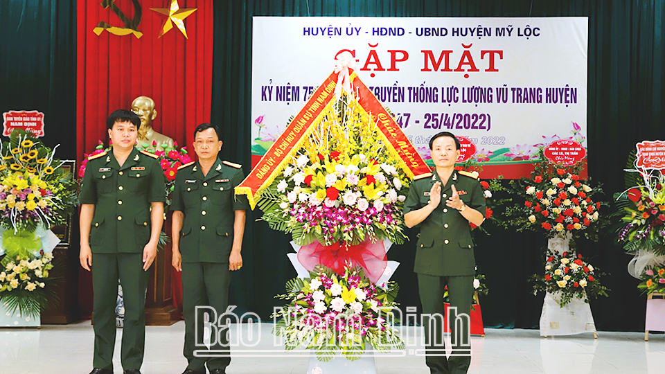 Đồng chí Đại tá Lương Văn Kiểm, Ủy viên Ban TVTU, Chỉ huy trưởng Bộ CHQS tỉnh tặng lẵng hoa tươi thắm chúc mừng LLVT huyện Mỹ Lộc.