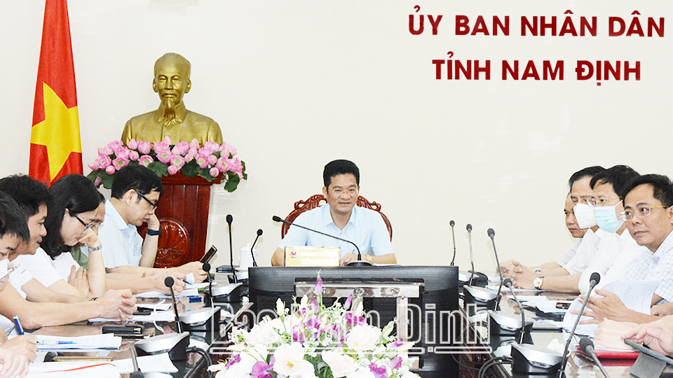 Đồng chí Trần Anh Dũng, Ủy viên Ban TVTU, Phó Chủ tịch Thường trực UBND tỉnh tham dự hội nghị trực tuyến tại điểm cầu Nam Định.