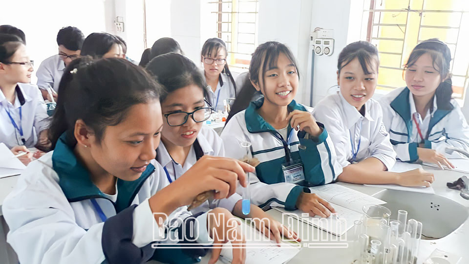 Học sinh Trường THPT C Hải Hậu (Hải Hậu) trong một giờ thực hành môn Hóa học.  Bài và ảnh: Minh Thuận