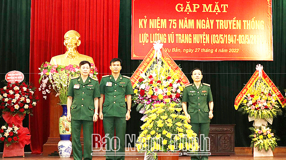Đại tá Lương Văn Kiểm, Ủy viên Ban TVTU, Chỉ huy trưởng Bộ CHQS tỉnh tặng lẵng hoa tươi thắm chúc mừng Lực lượng vũ trang huyện Vụ Bản.