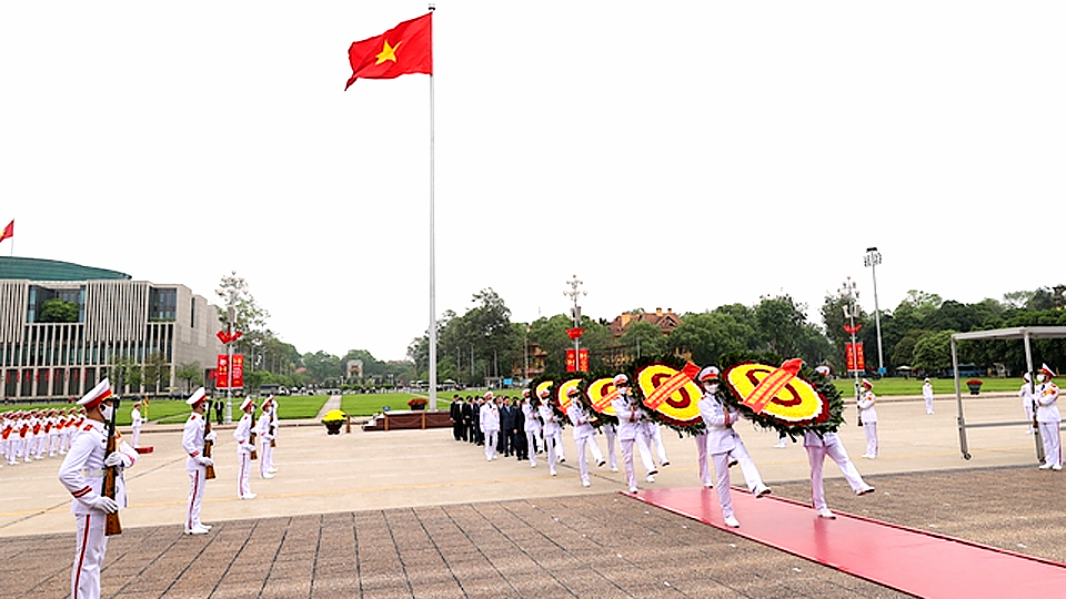 Đoàn đại biểu lãnh đạo Đảng, Nhà nước vào Lăng viếng Chủ tịch Hồ Chí Minh - Ảnh: VGP/Nhật Bắc