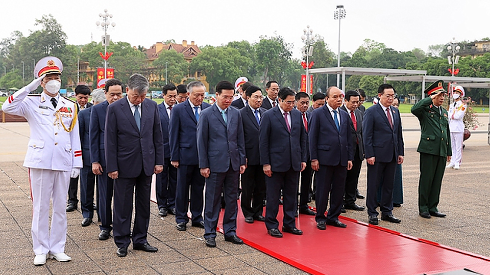 Các đồng chí lãnh đạo Đảng, Nhà nước thành kính tưởng nhớ Chủ tịch Hồ Chí Minh vĩ đại - Ảnh: VGP/Nhật Bắc