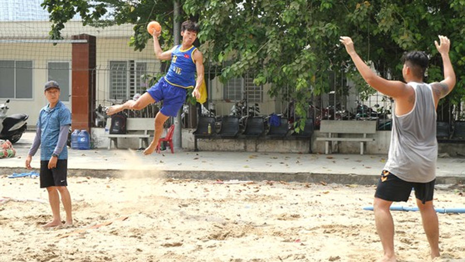Các tuyển thủ bóng ném bãi biển Việt Nam tập luyện