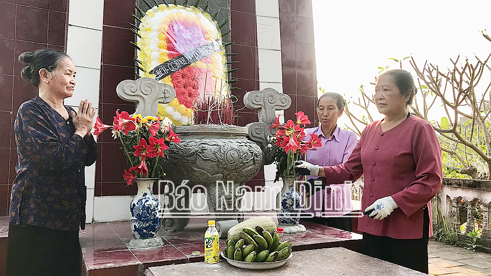 Các bà: Nguyễn Thị Hè, Nguyễn Thị Nghĩa và Nguyễn Thị Hột dâng hoa lên Đài tưởng niệm Nghĩa trang liệt sĩ xã Yên Lộc 