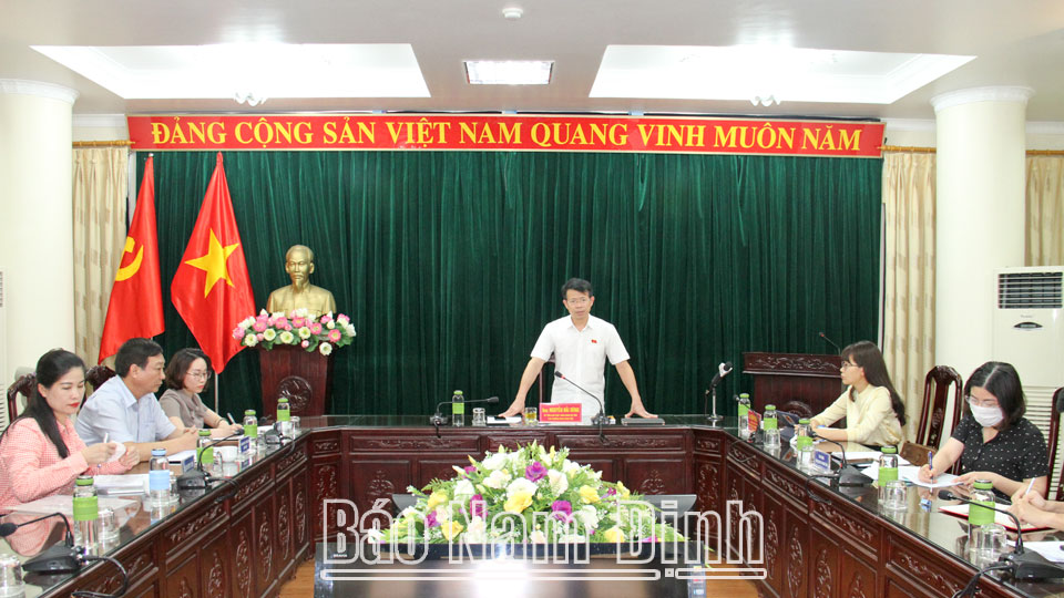 Đồng chí Nguyễn Hải Dũng, TUV, Phó trưởng đoàn chuyên trách Đoàn ĐBQH tỉnh phát biểu tại hội nghị.