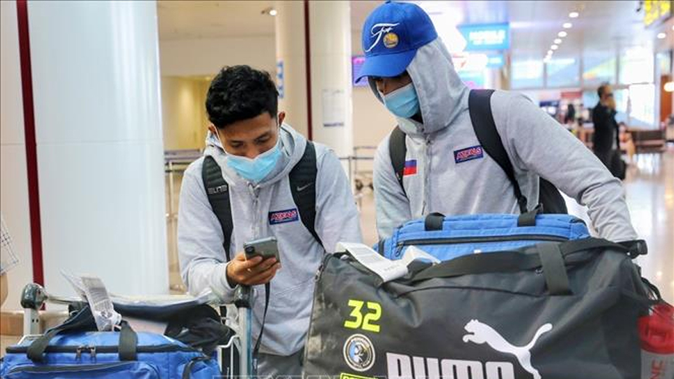 Các cầu thủ U23 Philippines tại sân bay Nội Bài.