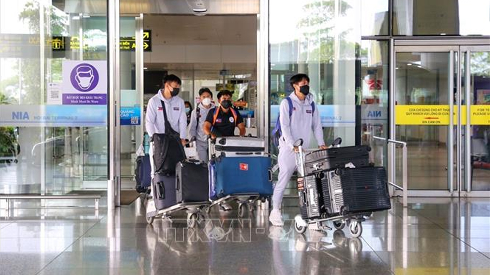Đội tuyển bóng đá nam U23 Philippines rời sân bay Nội Bài di chuyển về Phú Thọ. 