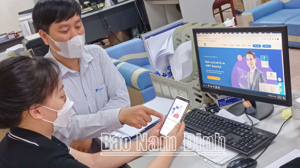 Nhân viên VNPT Nam Định hướng dẫn khách hàng sử dụng ký số từ xa VNPT SmartCA.