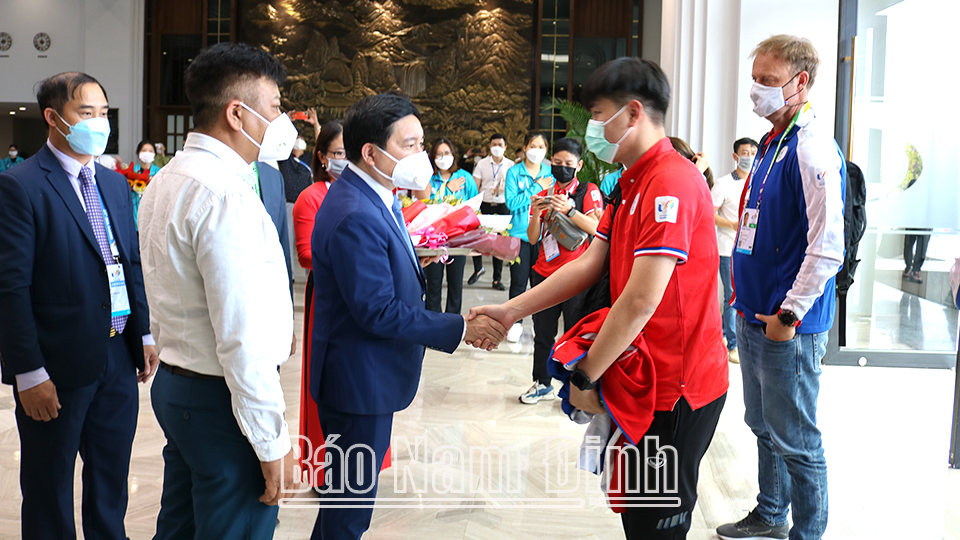0740: Lãnh đạo Sở Văn hóa, Thể thao và Du lịch tặng hoa các cầu thủ đội tuyển U23 Thái Lan