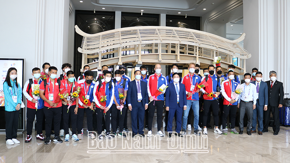 Lãnh đạo Sở VH, TT và DL chụp ảnh lưu niệm cùng thành viên Ban huấn luyện và các cầu thủ U23 Thái Lan