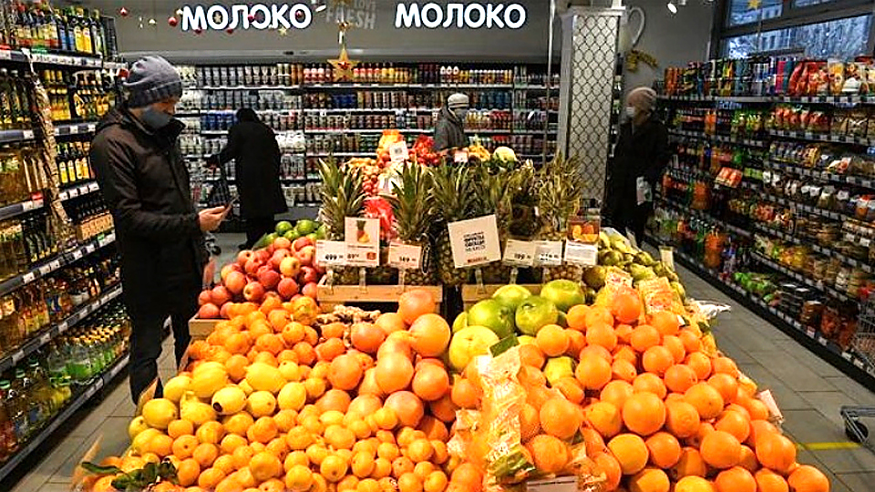 Người dân chọn mua hàng tại một siêu thị ở Moskva, Nga. (Ảnh: AFP/TTXVN)
