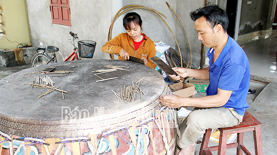 Sản xuất trống da trâu tại gia đình ông Nguyễn Đức Kít, xóm 13, thị trấn Lâm (Ý Yên).
