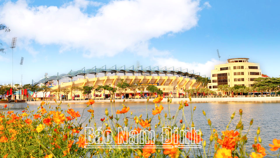 Mặt trước Sân vận động Thiên Trường nhìn từ hồ Vị Hoàng.  Ảnh: Khánh Dũng