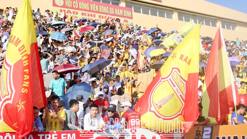 Người hâm mộ bóng đá Nam Định luôn mang đến không khí cuồng nhiệt trong mỗi trận thi đấu.