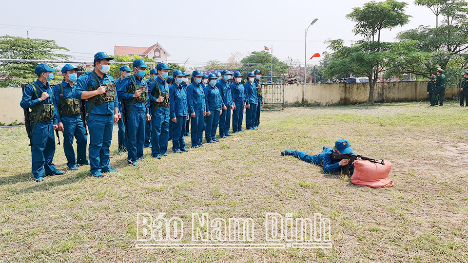 Lực lượng Dân quân tự vệ xã Xuân Tân (Xuân Trường) luyện tập kỹ thuật bắn súng tiểu liên AK bài 1.