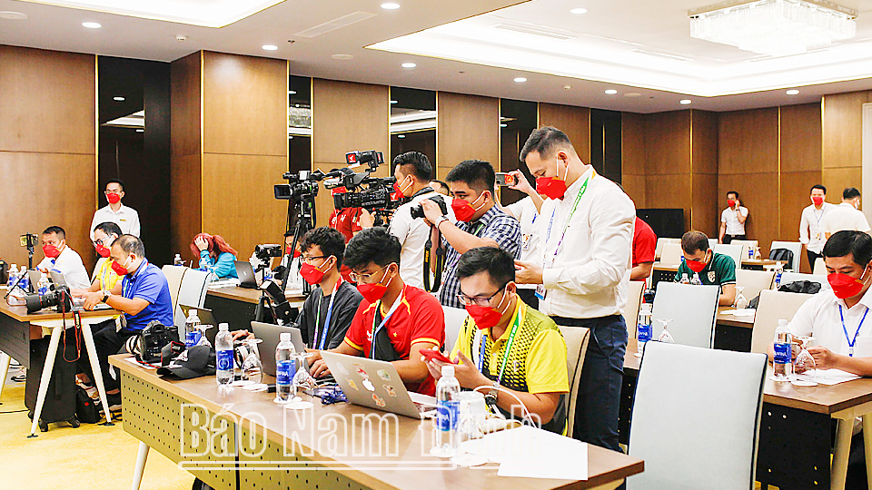 HLV trưởng đội tuyển U23 Lào Michael Weiss trả lời các phóng viên tại buổi họp báo.