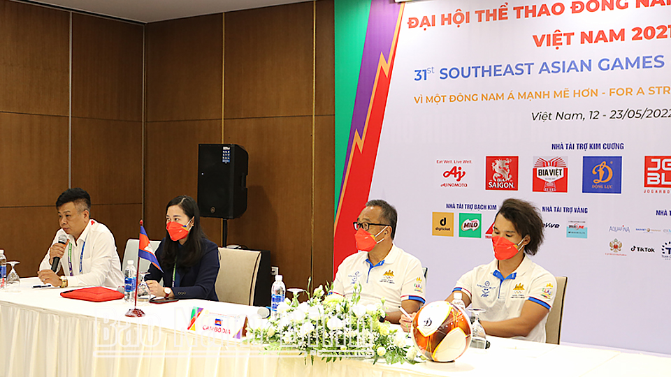 HLV trưởng đội tuyển U23 Campuchia Ryu Hirose tại buổi họp báo.