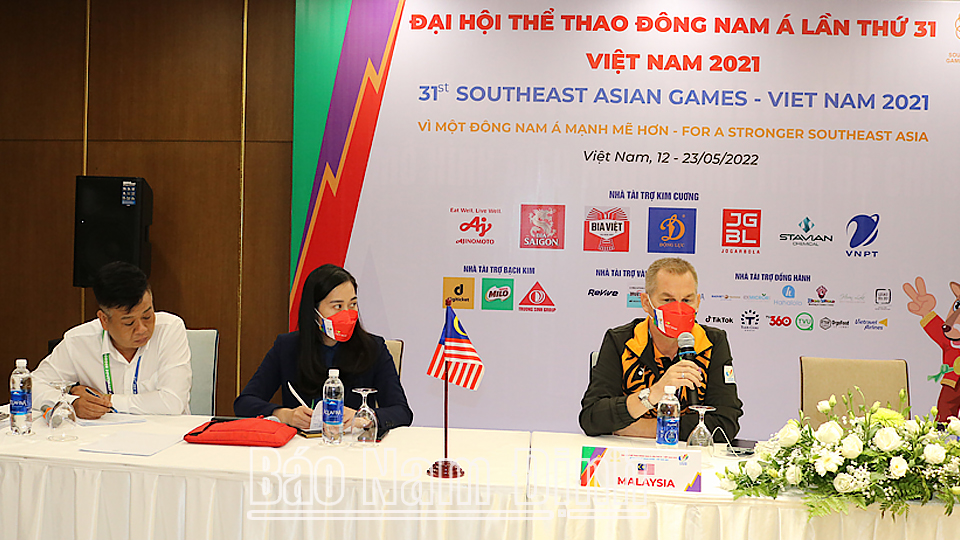 HLV trưởng đội tuyển U23 Malaysia Brad Maloney trả lời các phóng viên tại buổi họp báo.