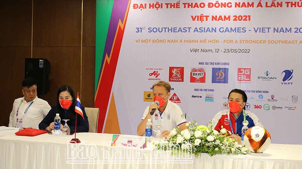 HLV trưởng đội tuyển U23 Thái Lan Mano Polking trả lời các phóng viên tại buổi họp báo.