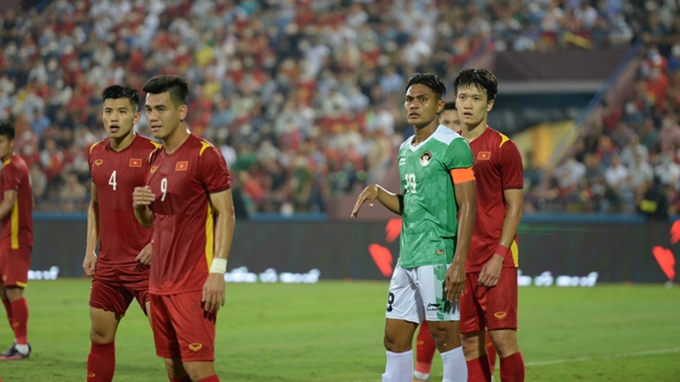 Thế trận trong hiệp 2 tiếp tục giằng co. U23 Việt Nam cầm bóng tốt hơn, nhưng gặp khó trước thế trận chặt chẽ của U23 Indonesia.