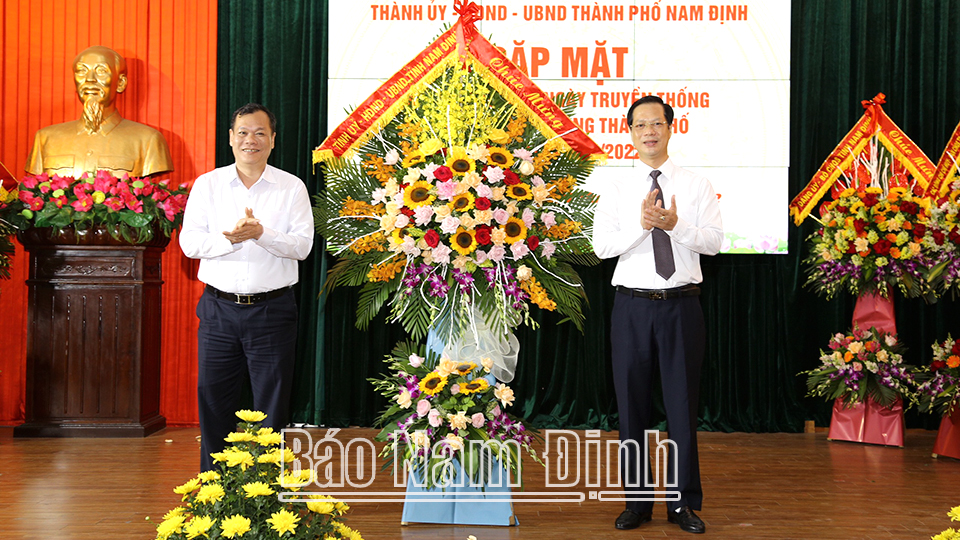 Đồng chí Lê Quốc Chỉnh, Phó Bí thư Thường trực Tỉnh ủy, Chủ tịch HĐND tỉnh, Trưởng đoàn Đoàn đại biểu Quốc hội tỉnh tặng lẵng hoa tươi thắm chúc mừng LLVT thành phố Nam Định.