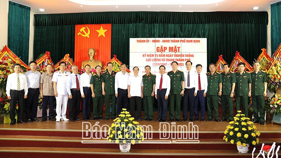 Các đồng chí lãnh đạo tỉnh, nguyên lãnh đạo tỉnh chụp ảnh lưu niệm cùng LLVT thành phố Nam Định.