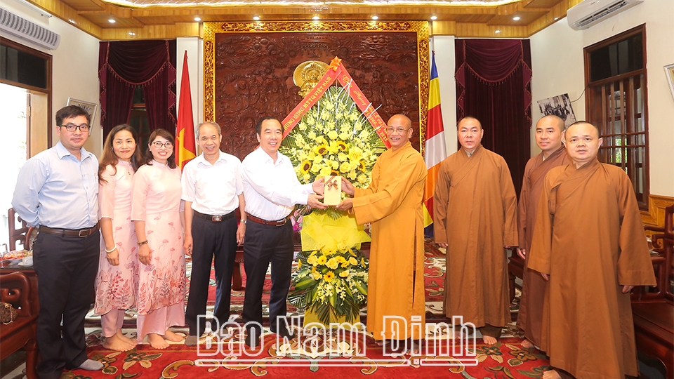 Đồng chí Ngô Sách Thực, Phó Chủ tịch Ủy ban Trung ương MTTQ Việt Nam, lãnh đạo Ủy ban TMTQ tỉnh đến thăm và chúc mừng Ban trị sự Giáo hội Phật giáo tỉnh nhân dịp Đại lễ Phật Đản 2022, Phật lịch 2566.
