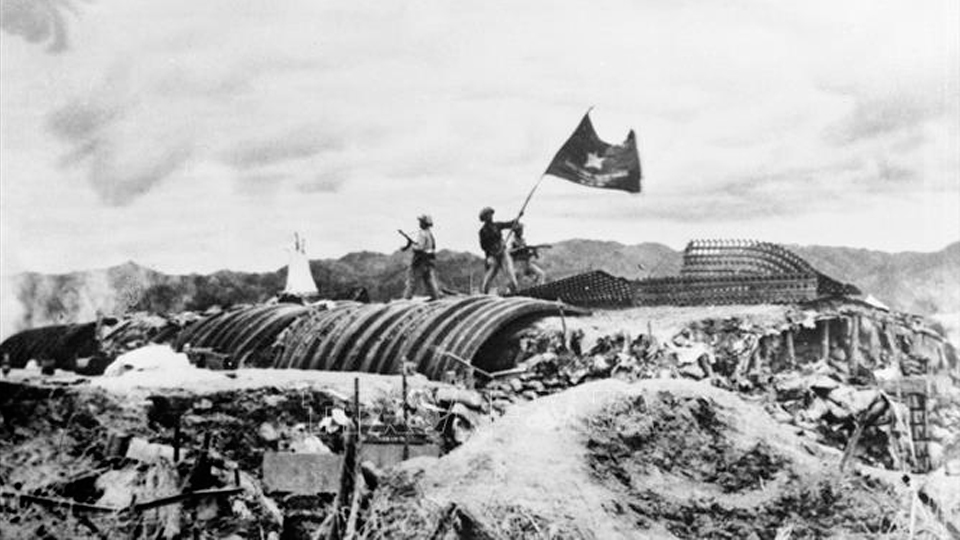Chiều 7-5-1954, lá cờ "Quyết chiến - Quyết thắng" của Quân đội nhân dân Việt Nam tung bay trên nóc hầm tướng De Castries, đánh dấu thời khắc của chiến thắng Điện Biên Phủ “lừng lẫy năm châu, chấn động địa cầu”. Ảnh tư liệu TTXVN 