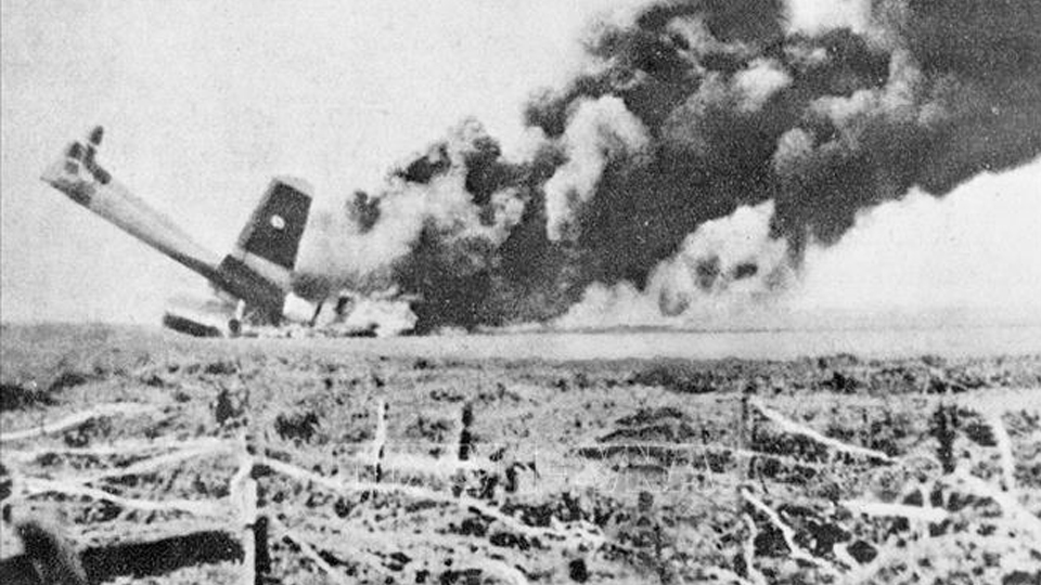 Máy bay B26 của Pháp tại mặt trận Điện Biên Phủ bị lực lượng pháo phòng không 37mm của quân ta bắn rơi. Ảnh: TTXVN