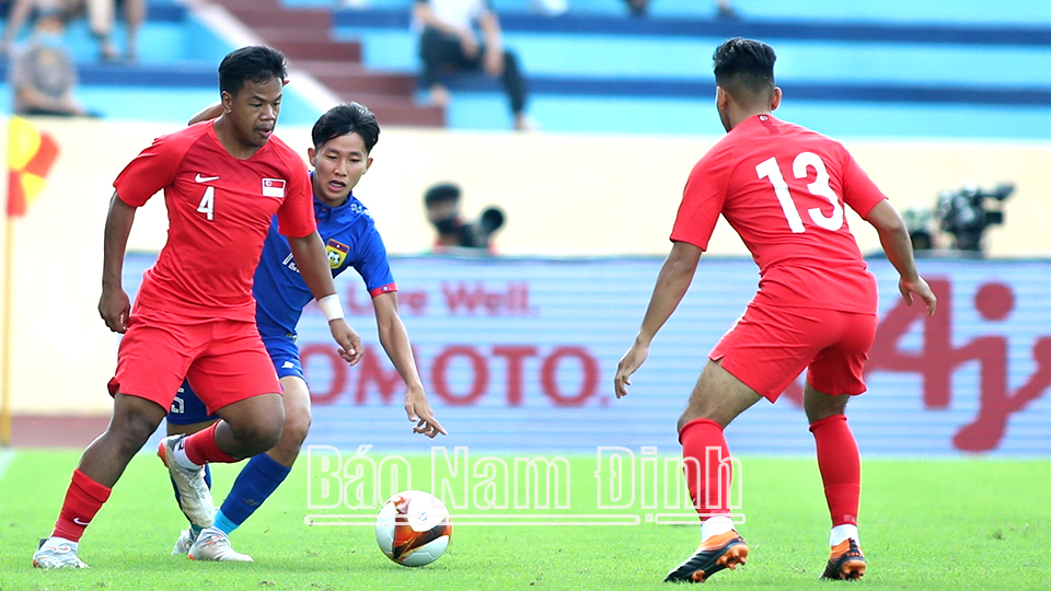 Tình huống tranh chấp bóng giữa các cầu thủ U23 Lào và Singapore