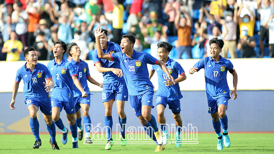 Các cầu thủ U23 Lào ăn mừng khi mở tỷ số trận đấu