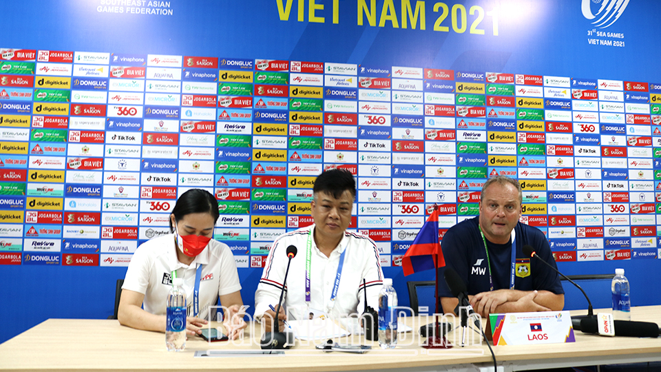 HLV trưởng U23 Lào Michael Weiss phát biểu tại cuộc họp báo sau trận đấu